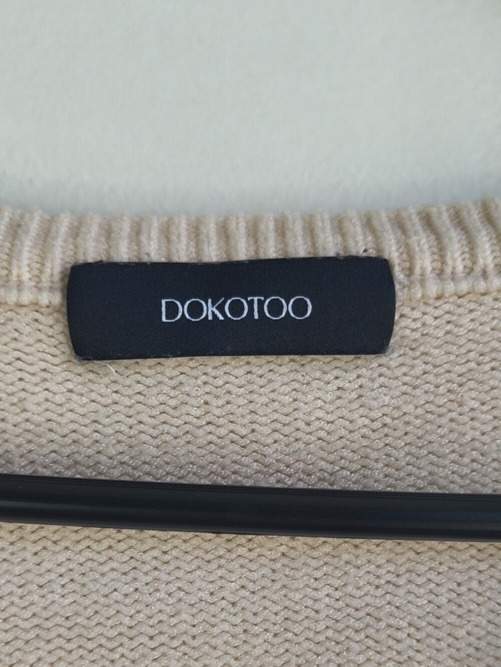 Cream V-Neck Cable-Detail Sweater - Picture 4 of 6